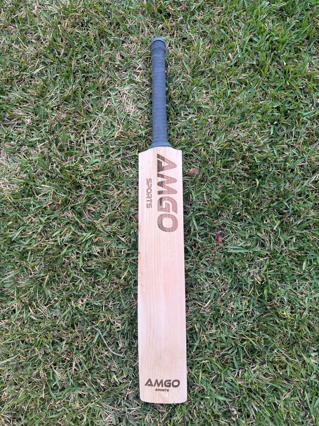 AMGO “PLAYERS EDITION” Players Grade ENGLISH WILLOW BAT – 1179 gms - Adult Short Handle