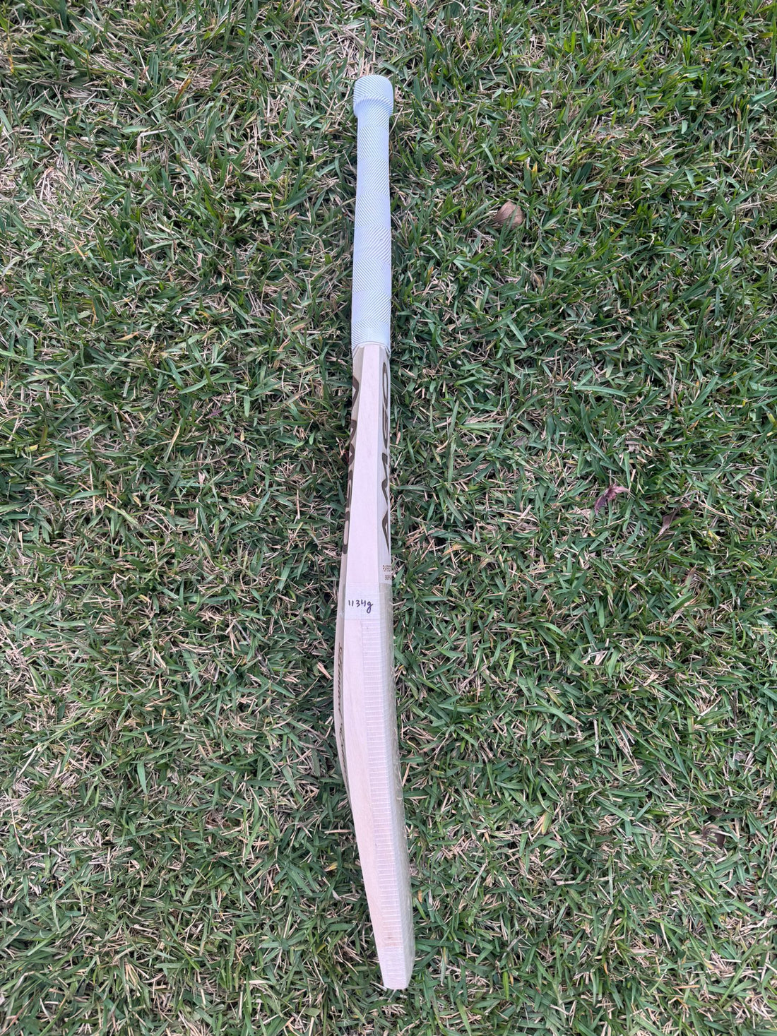 AMGO “PLAYERS LIMITED EDITION” Players Grade ENGLISH WILLOW BAT – 1134 gms - Adult Short Handle