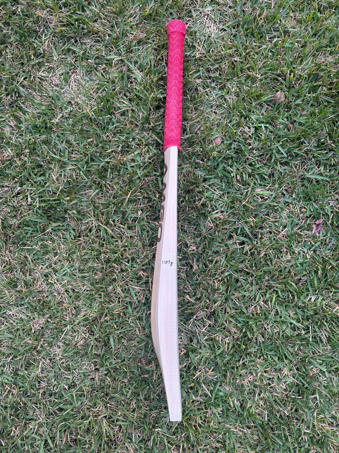 AMGO “PLAYERS EDITION” Players Grade ENGLISH WILLOW BAT – 1187 gms - Adult Short Handle