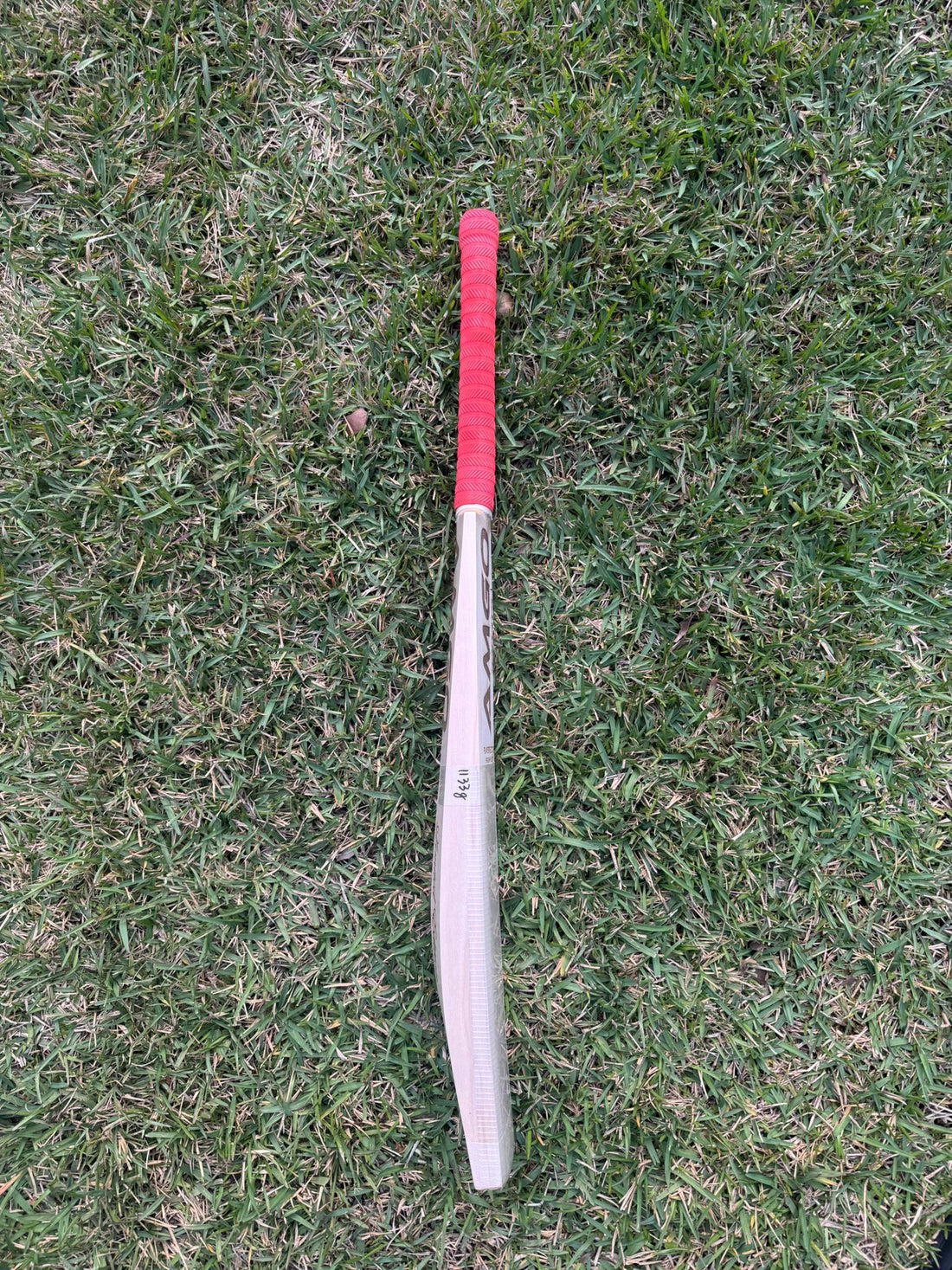 AMGO “PLAYERS LIMITED EDITION” Players Grade ENGLISH WILLOW BAT – 1133 gms - Adult Short Handle