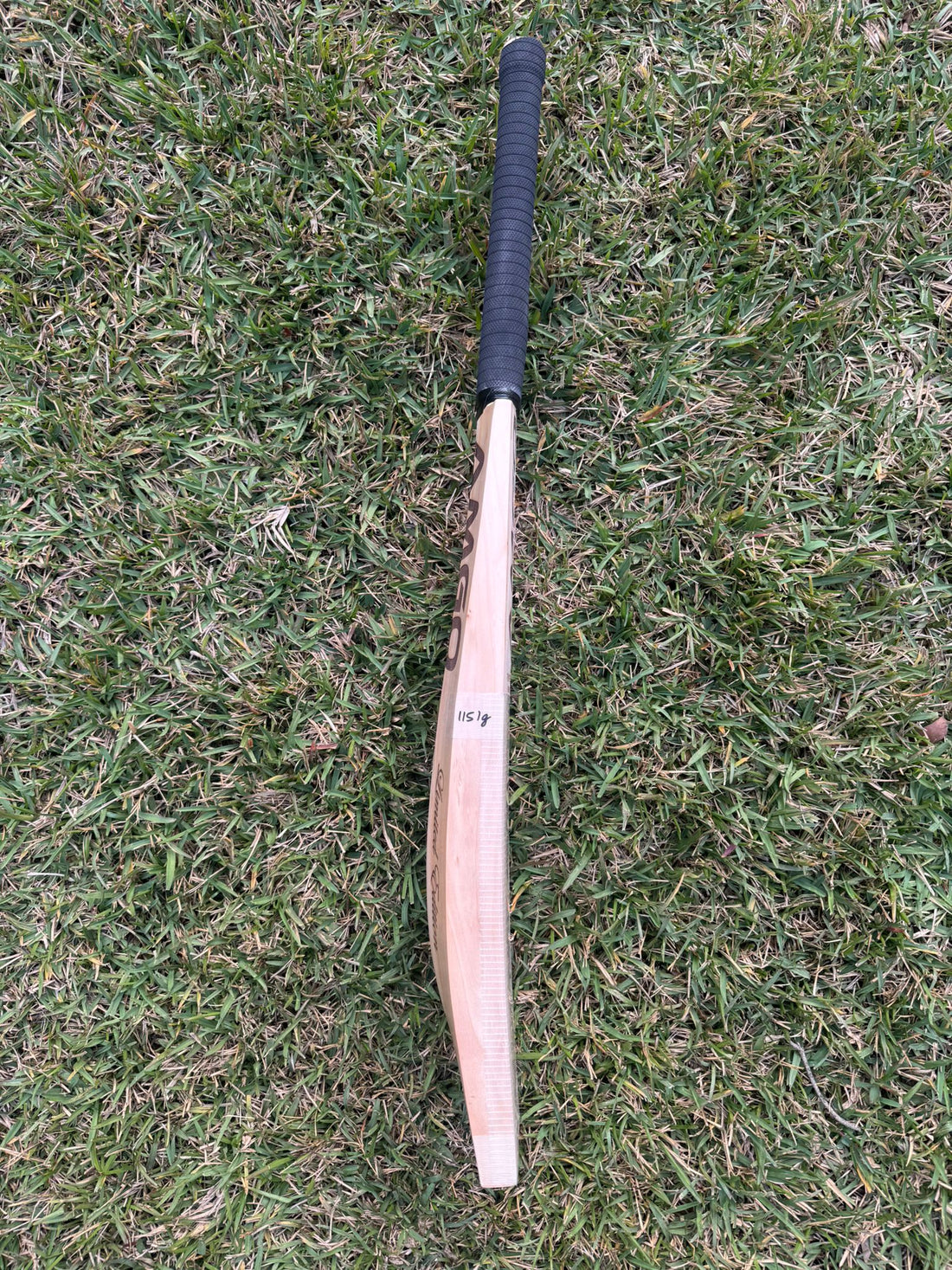 AMGO “PLAYERS LIMITED EDITION” Players Grade ENGLISH WILLOW BAT – 1151 gms - Adult Short Handle