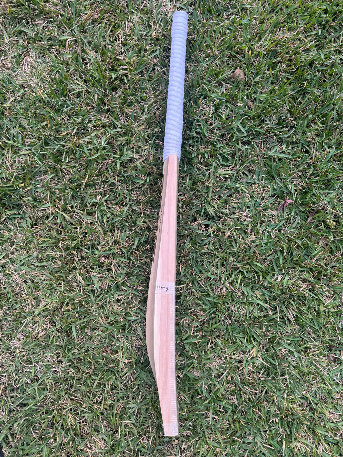 AMGO “PLAYERS EDITION” Players Grade ENGLISH WILLOW BAT – 1164 gms - Adult Short Handle