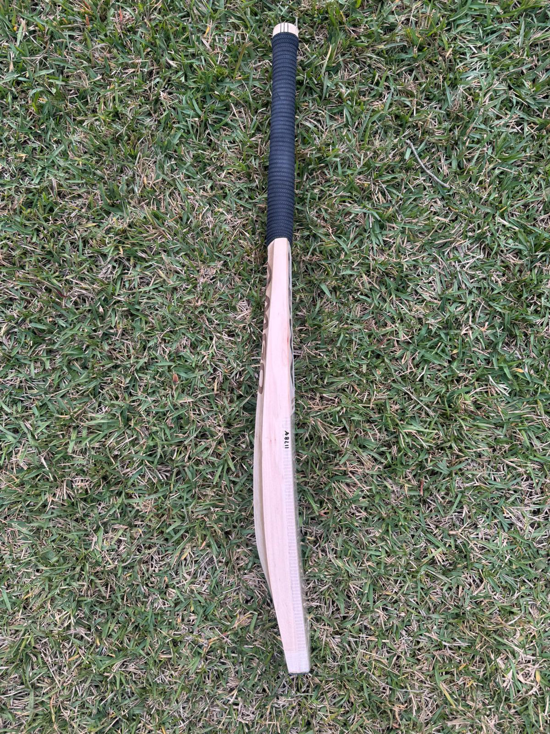 AMGO “PLAYERS EDITION” Players Grade ENGLISH WILLOW BAT – 1178 gms - Adult Short Handle