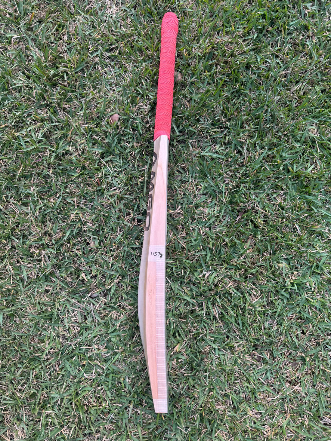 AMGO “PLAYERS EDITION” Players Grade ENGLISH WILLOW BAT – 1157 gms - Adult Short Handle