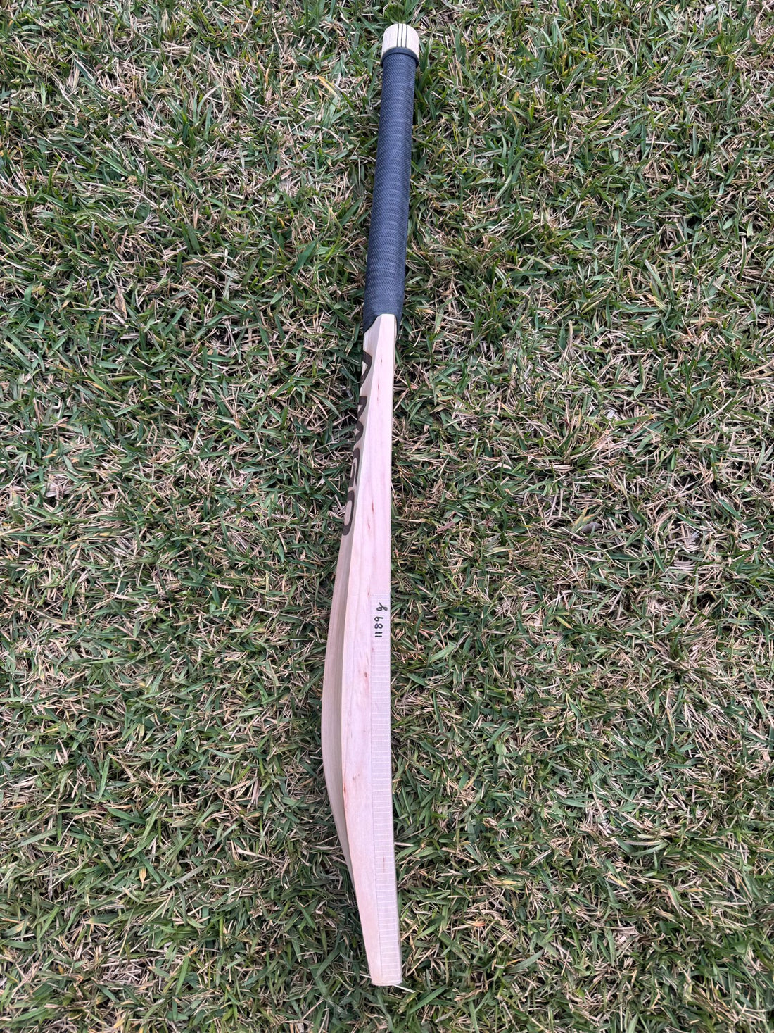 AMGO “PLAYERS EDITION” Players Grade ENGLISH WILLOW BAT – 1189 gms - Adult LONG Handle