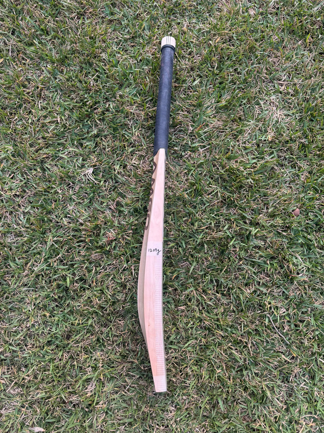 AMGO “PLAYERS EDITION” Players Grade ENGLISH WILLOW BAT – 1209 gms - Adult LONG Handle